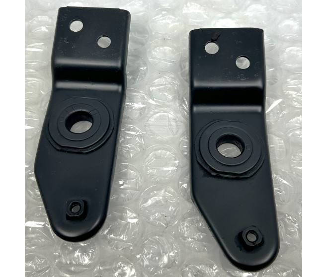 RADIATOR MOUNTING BRACKETS FOR A MITSUBISHI L200 - K74T