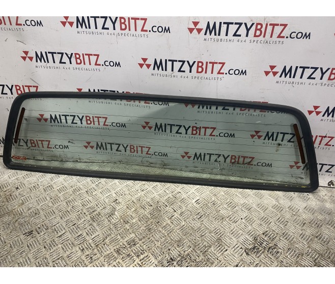 REAR CAB WINDOW GLASS AND SEAL FOR A MITSUBISHI L200 - K76T
