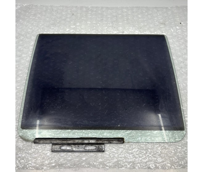 REAR RIGHT WINDOW GLASS FOR A MITSUBISHI L200 - K74T