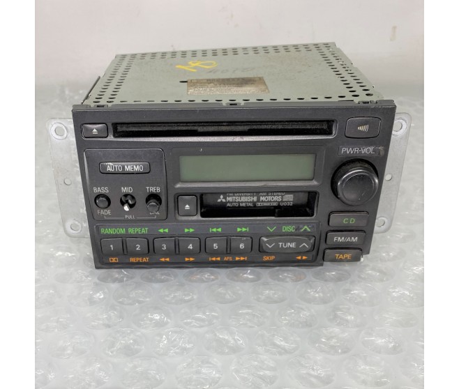 CD AND TAPE RADIO PLAYER FOR A MITSUBISHI PAJERO - V46W