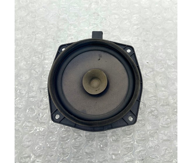 FRONT DOOR SPEAKER FOR A MITSUBISHI PAJERO - V73W