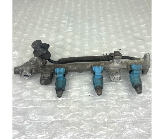 FUEL DELIVERY PIPE AND FUEL INJECTORS FOR A MITSUBISHI PAJERO MINI - H58A