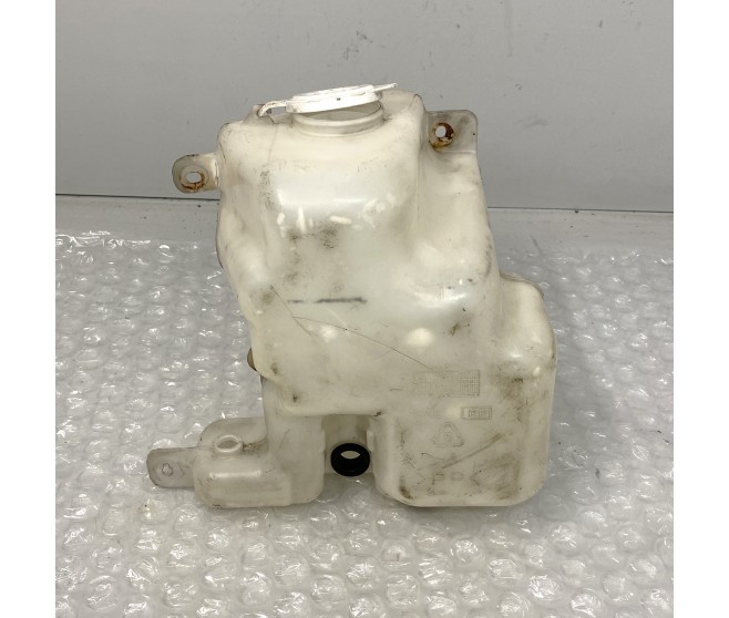 WINDSHIELD WASHER TANK FOR A MITSUBISHI L200 - K74T