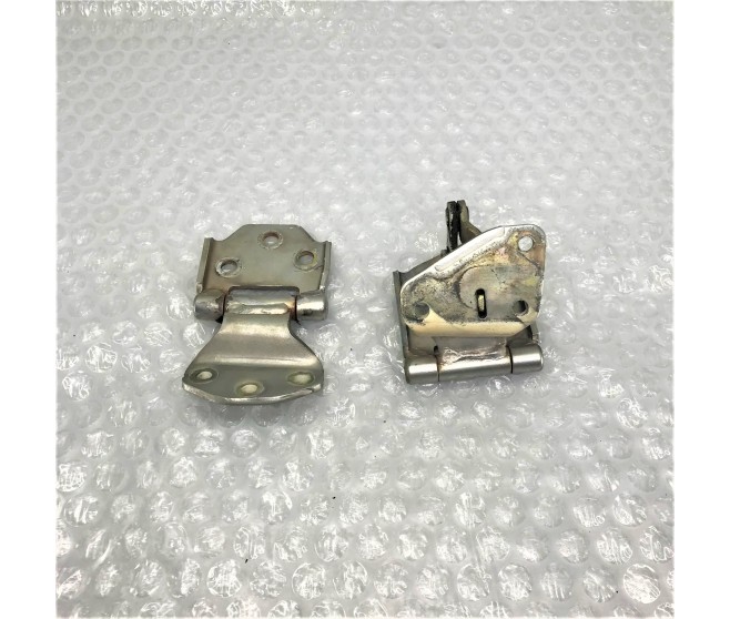 TAILGATE DOOR HINGES UPPER AND LOWER FOR A MITSUBISHI PAJERO IO - H77W