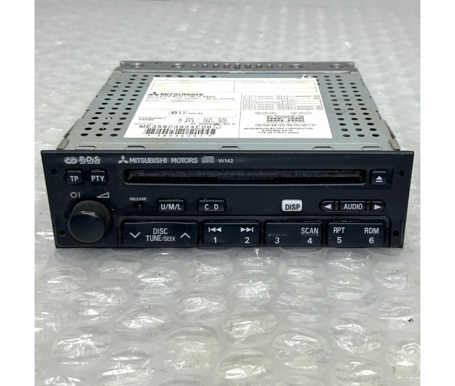 W142 RADIO STEREO CD PLAYER FOR A MITSUBISHI PAJERO/MONTERO - V74W