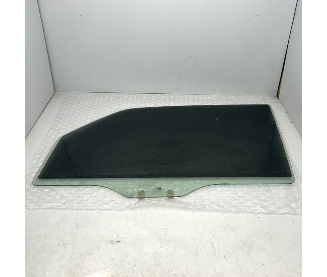 FRONT DOOR WINDOW GLASS LEFT FOR A MITSUBISHI V88W - 3200D-TURBO/SHORT WAGON<07M-> - GLS(NSS4/EURO4/OPEN TYPE DPF),S5FA/T LHD / 2006-09-01 -> - FRONT DOOR WINDOW GLASS LEFT