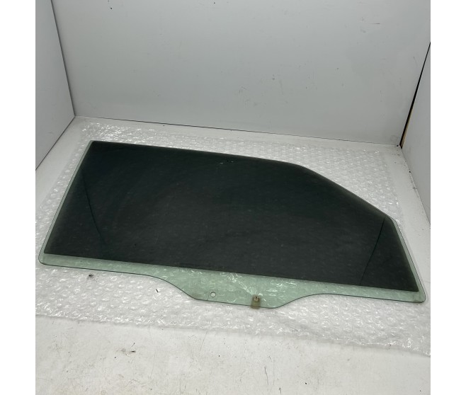 FRONT DOOR WINDOW GLASS RIGHT FOR A MITSUBISHI V88W - 3200D-TURBO/SHORT WAGON<07M-> - GLS(NSS4/EURO4/OPEN TYPE DPF),S5FA/T LHD / 2006-09-01 -> - FRONT DOOR WINDOW GLASS RIGHT