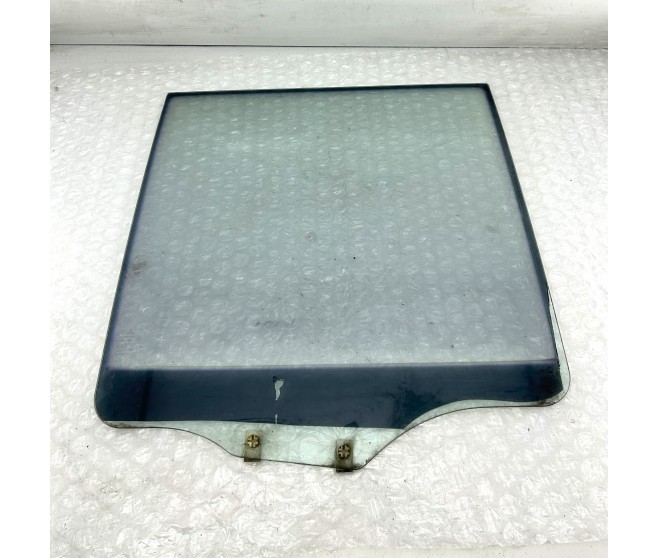 REAR RIGHT DOOR GLASS FOR A MITSUBISHI V90# - REAR RIGHT DOOR GLASS
