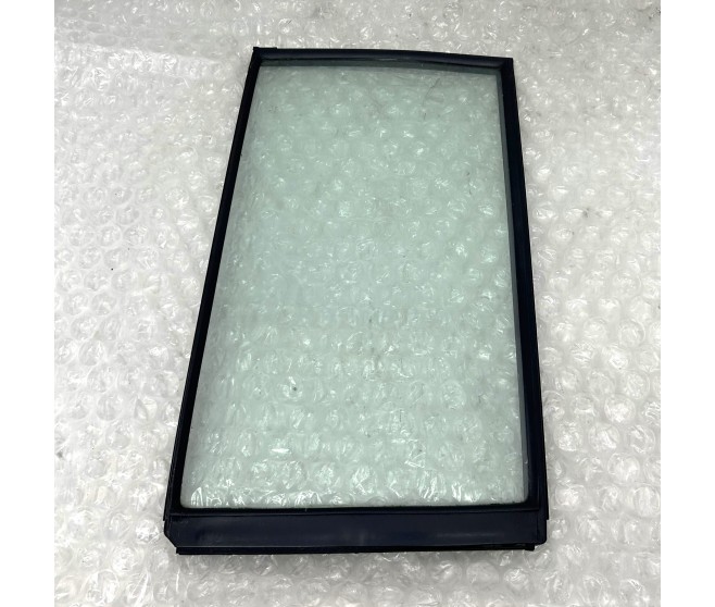 STATIONARY DOOR GLASS REAR LEFT FOR A MITSUBISHI V90# - STATIONARY DOOR GLASS REAR LEFT