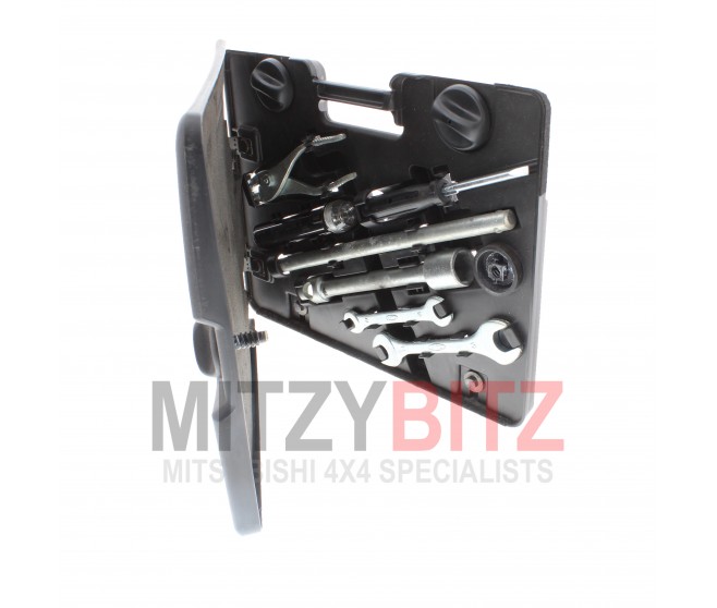 COMPLETE REAR DOOR TOOL SET FOR A MITSUBISHI PAJERO - V65W