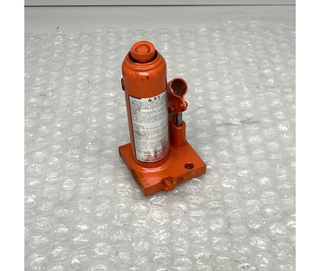 ORANGE BOTTLE JACK FOR A MITSUBISHI DELICA SPACE GEAR/CARGO - PE8W