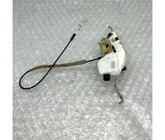 DOOR LATCH FRONT RIGHT FOR A MITSUBISHI H66W - 1800/SHORT(4WD)<99M-> - ZX,5FM/T / 1998-03-01 - 2007-06-30 - 