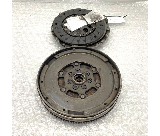 FLYWHEEL AND USED CLUTCH FOR A MITSUBISHI H60,70# - FLYWHEEL AND USED CLUTCH
