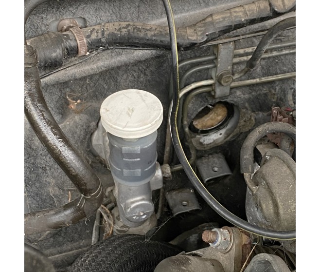 CAP,CLUTCH FLUID RESERVOIR FOR A MITSUBISHI L200 - KB4T