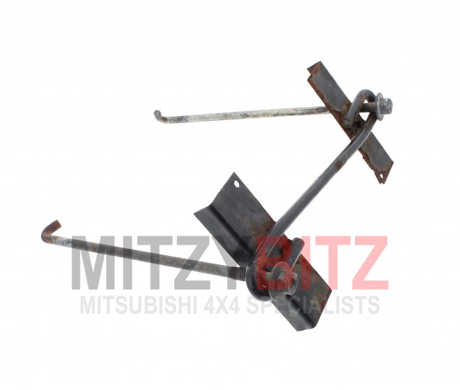 BATTERY HOLDER BRACKET AND BOLTS FOR A MITSUBISHI PAJERO - V75W