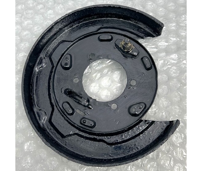 REAR BRAKE BACKING PLATE LEFT FOR A MITSUBISHI PAJERO/MONTERO - V77W