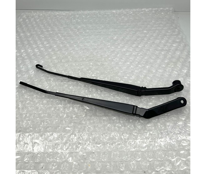 FRONT WINDSCREEN WIPER ARMS FOR A MITSUBISHI PAJERO/MONTERO - V68W