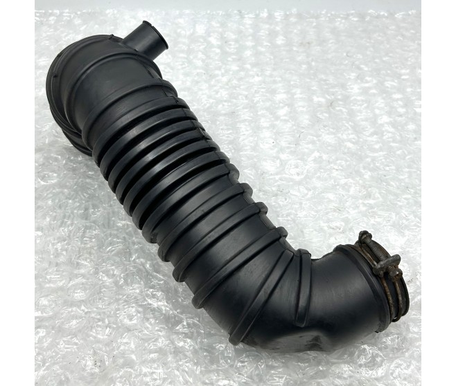 AIR BOX TO TURBO PIPE FOR A MITSUBISHI V68W - 3200D-TURBO/SHORT WAGON<01M-> - GLS(NSS4/EURO3),S5FA/T LHD / 2000-02-01 - 2006-12-31 - 