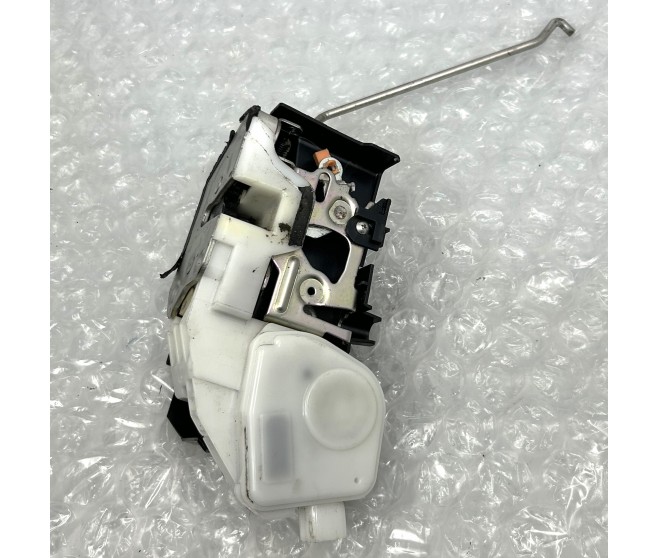 DOOR LATCH FRONT LEFT FOR A MITSUBISHI V68W - 3200D-TURBO/SHORT WAGON<01M-> - GLX(NSS4),5FM/T RHD / 2000-02-01 - 2006-12-31 - DOOR LATCH FRONT LEFT