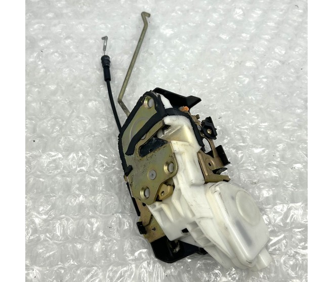 DOOR LATCH FRONT LEFT FOR A MITSUBISHI PAJERO/MONTERO - V78W