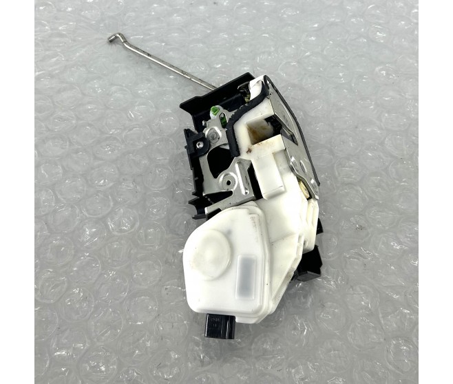 DOOR LATCH FRONT RIGHT FOR A MITSUBISHI V80,90# - DOOR LATCH FRONT RIGHT