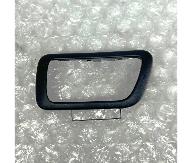 REAR COVER DOOR INSIDE HANDLE LEFT FOR A MITSUBISHI MONTERO - V75W