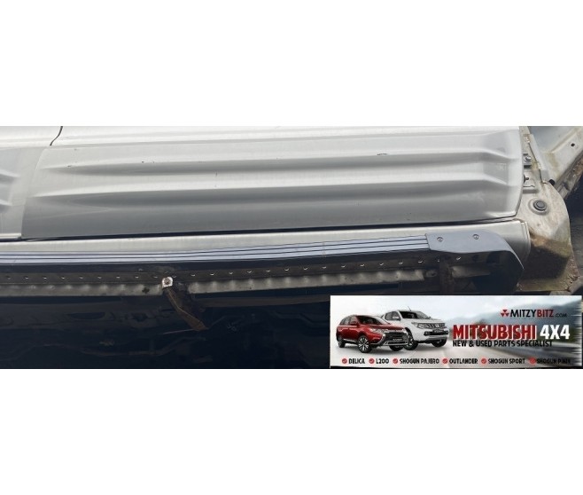 FRONT RIGHT DOOR LOWER TRIM  FOR A MITSUBISHI PAJERO - V75W