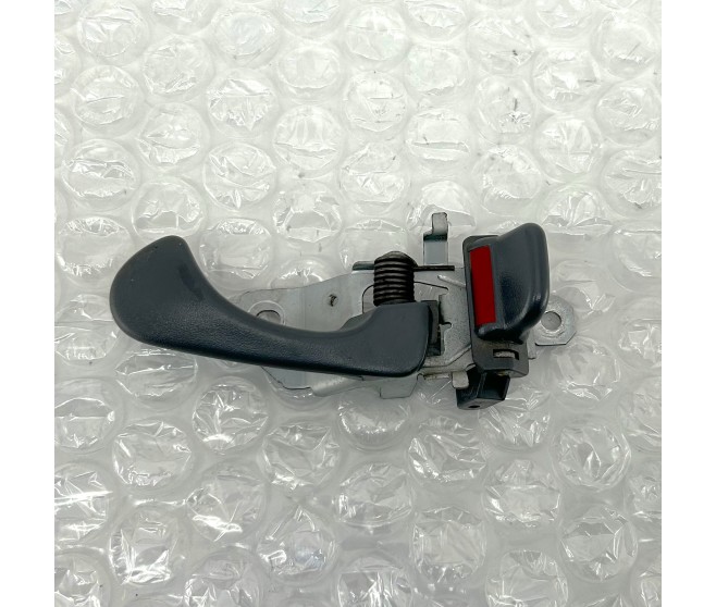 INSIDE DOOR HANDLE RIGHT FOR A MITSUBISHI MONTERO SPORT - K89W