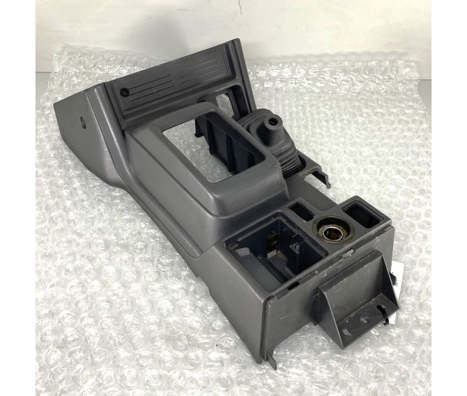 FRONT CENTRE FLOOR CONSOLE FOR A MITSUBISHI V25W - 3500/WIDE/SHORT WAGON - 3.5V6-24(METAL/WIDE/S4),4FA/T LHD / 1990-12-01 - 2004-04-30 - 
