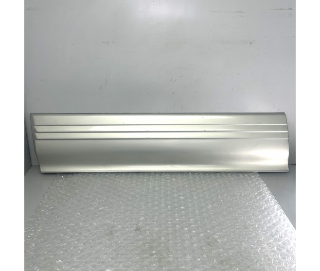 LOWER DOOR TRIM FRONT LEFT FOR A MITSUBISHI PAJERO - V45W