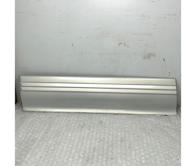 LOWER DOOR TRIM FRONT LEFT FOR A MITSUBISHI PAJERO - V25W