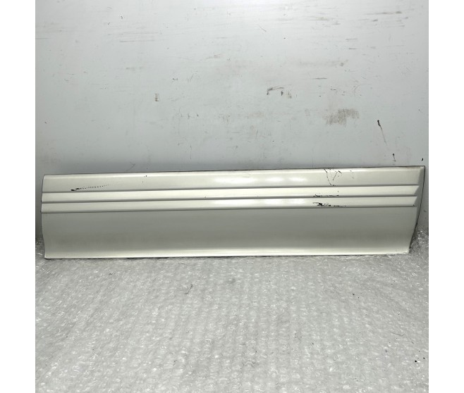 DOOR LOWER TRIM FRONT RIGHT FOR A MITSUBISHI PAJERO - V23W