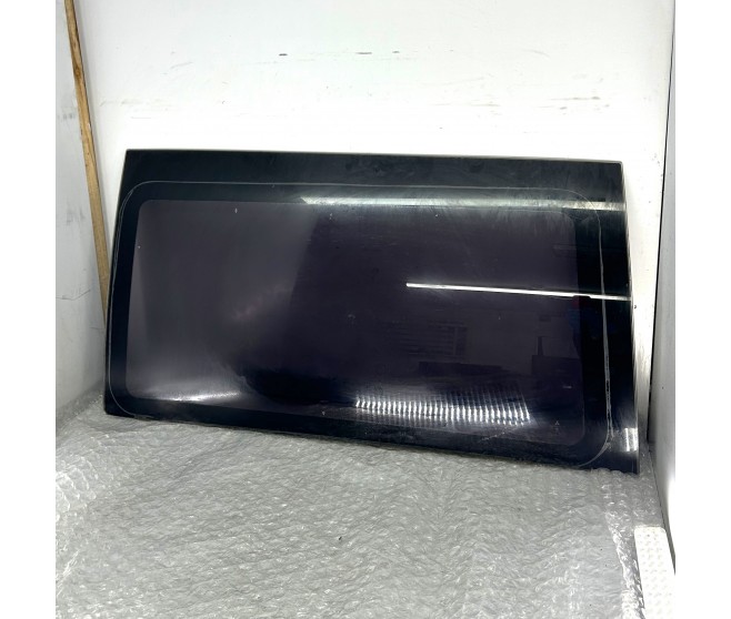 WINDOW GLASS REAR LEFT FOR A MITSUBISHI DELICA SPACE GEAR/CARGO - PA5V