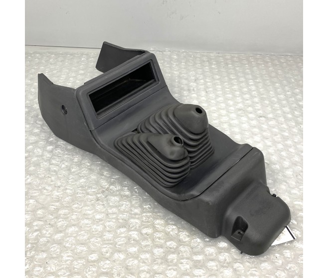 FLOOR CONSOLE WITH GAITERS FOR A MITSUBISHI L200 - K75T