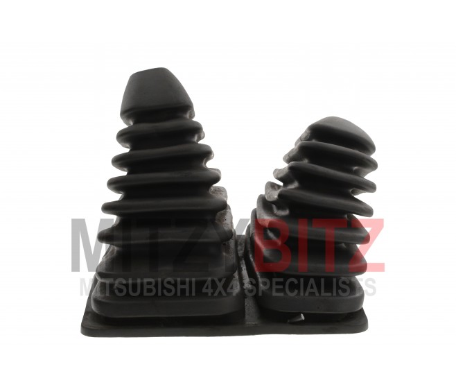 GEARSHIFT LEVER COVER FOR A MITSUBISHI L200 - K76T