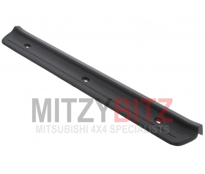 REAR RIGHT SCUFF PLATE FOR A MITSUBISHI L200 - K66T