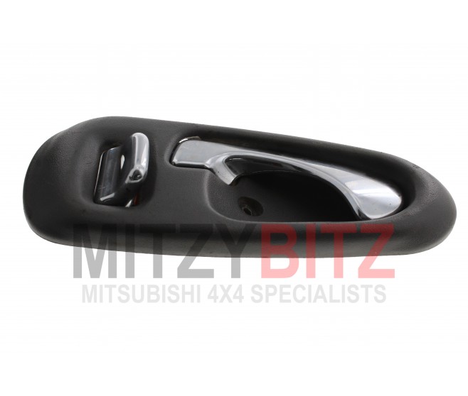 RIGHT HAND INSIDE DOOR HANDLE AND COVER FOR A MITSUBISHI L200 - K77T