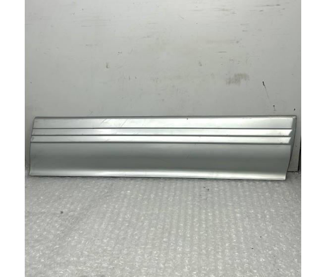 LOWER DOOR MOULDING FRONT RIGHT FOR A MITSUBISHI PAJERO/MONTERO - V26W