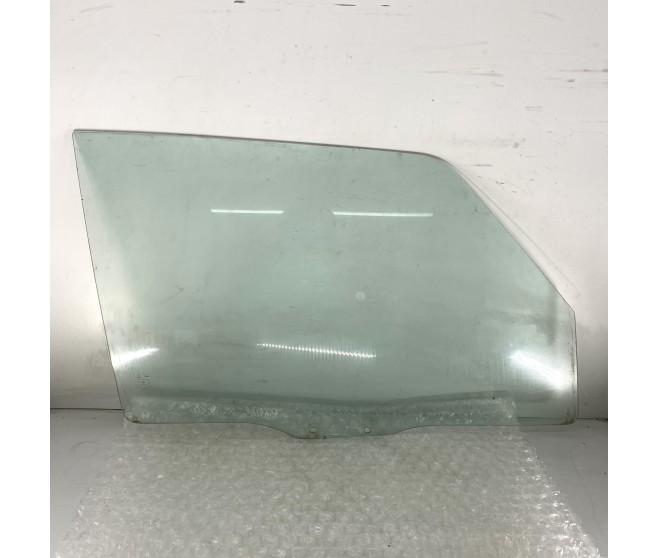 GLASS FRONT DOOR WINDOW RIGHT FOR A MITSUBISHI V10-40# - GLASS FRONT DOOR WINDOW RIGHT