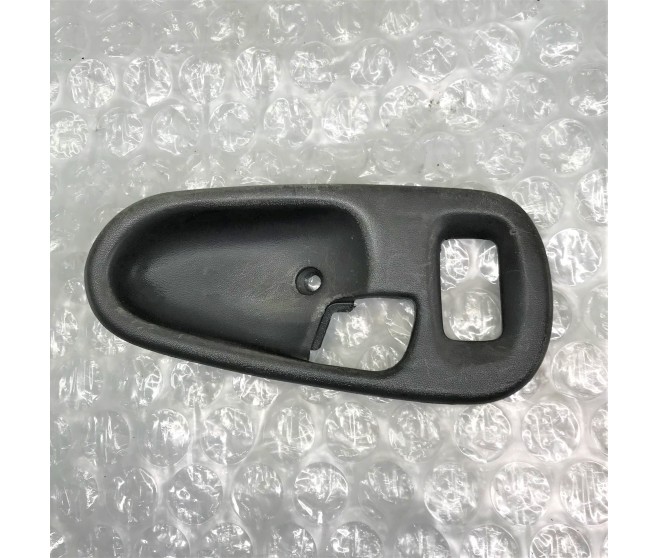 INSIDE DOOR HANDLE COVER RIGHT FOR A MITSUBISHI MONTERO SPORT - K86W