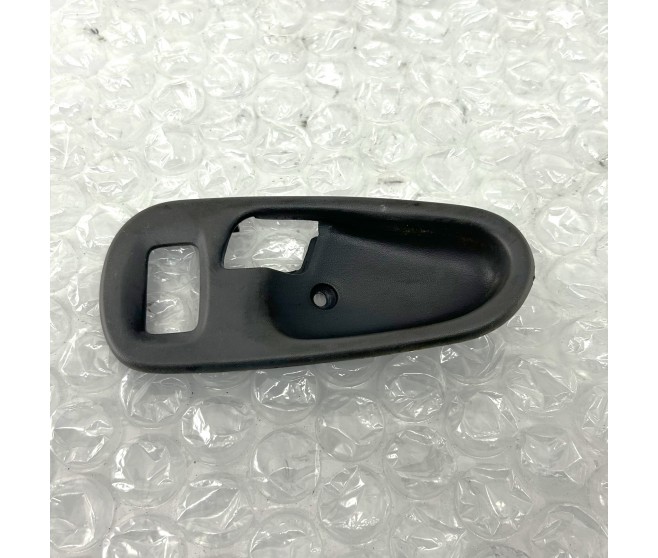 INSIDE DOOR HANDLE COVER RIGHT FOR A MITSUBISHI MONTERO SPORT - K89W
