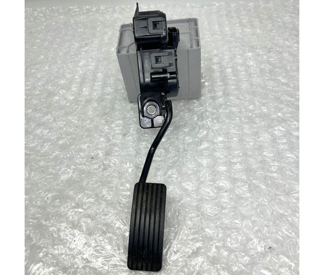 ACCELERATOR THROTTLE PEDAL FOR A MITSUBISHI GENERAL (EXPORT) - FUEL