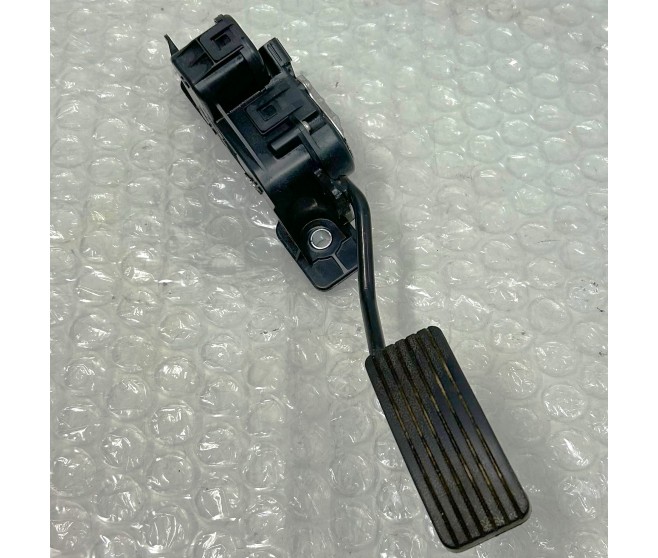 ACCELERATOR THROTTLE PEDAL FOR A MITSUBISHI L200,L200 SPORTERO - KB8T