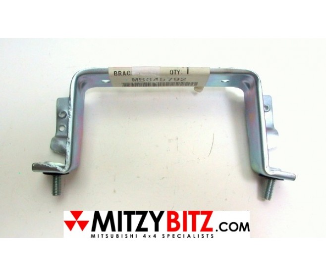 REAR NUMBER PLATE LAMPS HOLDING BRACKET FOR A MITSUBISHI PAJERO - V46WG