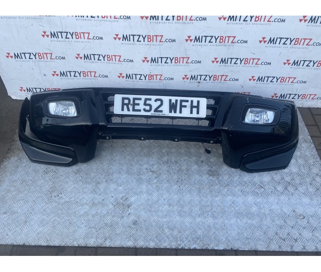 FRONT COMPLETE BUMPER WITH FOG LAMPS FOR A MITSUBISHI PAJERO - V65W
